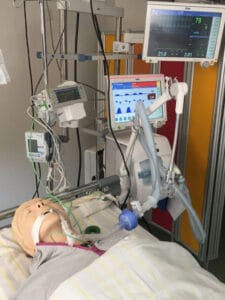 Dummy an medizinische Geräte angeschlossen