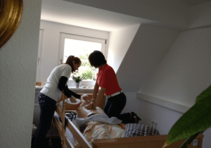 Reanimation im Krankenbett an Dummy