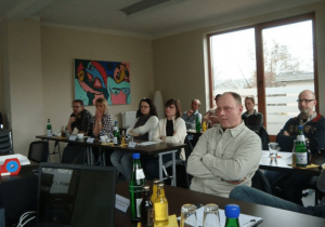 Kursteilnehmer hören aufmerksam zu
